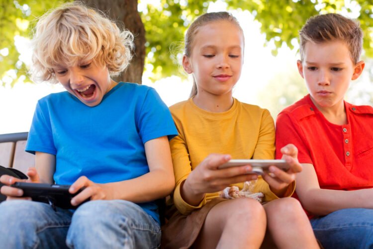 Riset: Hindari Penggunaan Ponsel Pada Anak Sebelum Usia 13 Tahun dan Media Sosial Sebelum Usia 16 Tahun