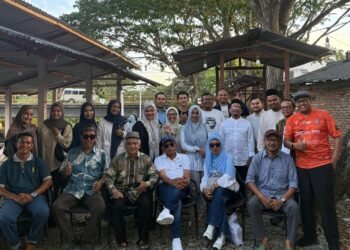 Alijullah Hasan Yusuf Hadiri Syarah Budaya di Sigli, Bagikan Kisah Perjalanan Hidup ke Eropa Sigli, 23 Juli 2025 – Komunitas Beulangong Tanoh menggelar kegiatan Syarah Budaya bersama tokoh Aceh, Alijullah Hasan Yusuf, pada Rabu (23/7) sore di balai kayu Pekarangan Warong Kupi Kulam, Sigli. Acara dimulai pukul 16.30 hingga 18.00 WIB dan diikuti oleh peserta dari berbagai kalangan serta komunitas, termasuk FAMe Pidie dan sejumlah komunitas literasi dan budaya lainnya. Alijullah Hasan Yusuf, atau akrab disapa Pak Ali, merupakan tokoh asal Blang Paseh yang dikenal luas sejak tahun 1970-an melalui kisahnya sebagai “penumpang gelap” menuju Eropa. Kisah tersebut kemudian dibukukan dengan judul Penumpang Gelap dan menjadi titik awal ketenarannya. Dalam kegiatan tersebut, Pak Ali membagikan pengalamannya merantau dari Aceh hingga ke Eropa. Ia bercerita tentang masa kecilnya yang dipenuhi oleh pembacaan Hikayat Aceh di kampung halaman, ketertarikannya terhadap pesawat, hingga akhirnya memberanikan diri naik pesawat sebagai penumpang gelap setelah meneliti kebiasaan orang-orang di bandara saat bekerja di Jakarta. “Waktu kecil saya hanya dengar bunyi pesawat dari kejauhan. Saat melihat langsung pesawat di Kuta Cane, saya cuma bisa berbisik dalam hati: suatu hari saya akan naik pesawat itu, apa pun caranya,” ujar Pak Ali disambut tawa oleh segenap peserta yang hadir. Selain berbagi kisah pribadinya, Pak Ali juga menceritakan pertemuannya dengan sejumlah tokoh nasional, seperti Bung Hatta, Soemitro Djojohadikoesoemo, Daud Beureueh, Hasan Tiro, dan B.J. Habibie. Ia mengungkapkan bahwa Bung Hatta adalah sosok yang menyemangatinya untuk menuliskan kisah hidupnya. “Pak Hatta bilang langsung ke saya, ‘Ali, kamu harus menulis kisah hidupmu. Ini penting untuk generasi muda.’ Itu yang membuat saya mulai serius menulis,” jelas Pak Ali. Dorongan itu melahirkan buku otobiografi Penumpang Gelap yang kemudian banyak dibaca dan dikagumi, termasuk oleh calon istrinya sendiri, yang kelak ia temui dan nikahi di Indonesia. Sementara itu, pertemuannya dengan B.J. Habibie terjadi di sebuah bukit di Paris, di mana Pak Ali dan Mantan Presiden Indonesia ke-3 itu berdiskusi panjang mengenai pembangunan Aceh, termasuk rencana menghidupkan kembali jalur kereta api Aceh yang belum sempat terwujud. “Pak Habibie bilang ke saya, dia ingin membangun Aceh dengan menghidupkan kembali jalur kereta api. Tapi takdir berkata lain, beliau keburu dilengserkan,” ujar Pak Ali dengan nada haru. Pak Ali hadir di lokasi acara dengan pakaian santai, kaos berkerah putih, celana jeans biru, sepatu putih, lengkap dengan topi dan kacamata. Ia didampingi oleh istrinya, Suryati, serta anak perempuan mereka. Acara yang dipandu langsung oleh Yulia Erni, berlangsung dalam suasana akrab dan penuh antusiasme. Pesertapun terlihat aktif menyimak dan berebutan untuk melayangkan pertanyaan yang bermuara dialog panjang. Di penghujung ceritanya tadi, Pak Ali menyampaikan pesan yang menjadi inti dari perjalanan hidupnya sekaligus warisan pemikiran yang ingin ia tularkan kepada generasi muda, “Kita harus berani merantau, menulis, dan membaca,” Menurutnya, tiga hal sederhana ini merantau, menulis, dan membaca adalah kunci yang telah membuka banyak pintu dalam hidupnya. Merantau mengajarkannya tentang dunia dan keberanian, menulis membuatnya diingat dan dikenang, sementara membaca membentuk cara pandangnya terhadap kehidupan. “Merantau membuat saya berani keluar dari kampung, dari zona nyaman. Menulis membuat saya bisa merekam hidup saya, dan membaca membuat saya mengerti hidup orang lain,” jelasnya. Pak Ali berharap agar generasi muda Aceh, khususnya peserta yang hadir hari itu, tidak ragu untuk bermimpi besar, dan menjelajah dunia.