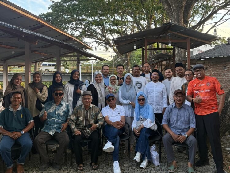 Alijullah Hasan Yusuf Hadiri Syarah Budaya di Sigli, Bagikan Kisah Perjalanan Hidup ke Eropa Sigli, 23 Juli 2025 – Komunitas Beulangong Tanoh menggelar kegiatan Syarah Budaya bersama tokoh Aceh, Alijullah Hasan Yusuf, pada Rabu (23/7) sore di balai kayu Pekarangan Warong Kupi Kulam, Sigli. Acara dimulai pukul 16.30 hingga 18.00 WIB dan diikuti oleh peserta dari berbagai kalangan serta komunitas, termasuk FAMe Pidie dan sejumlah komunitas literasi dan budaya lainnya. Alijullah Hasan Yusuf, atau akrab disapa Pak Ali, merupakan tokoh asal Blang Paseh yang dikenal luas sejak tahun 1970-an melalui kisahnya sebagai “penumpang gelap” menuju Eropa. Kisah tersebut kemudian dibukukan dengan judul Penumpang Gelap dan menjadi titik awal ketenarannya. Dalam kegiatan tersebut, Pak Ali membagikan pengalamannya merantau dari Aceh hingga ke Eropa. Ia bercerita tentang masa kecilnya yang dipenuhi oleh pembacaan Hikayat Aceh di kampung halaman, ketertarikannya terhadap pesawat, hingga akhirnya memberanikan diri naik pesawat sebagai penumpang gelap setelah meneliti kebiasaan orang-orang di bandara saat bekerja di Jakarta. “Waktu kecil saya hanya dengar bunyi pesawat dari kejauhan. Saat melihat langsung pesawat di Kuta Cane, saya cuma bisa berbisik dalam hati: suatu hari saya akan naik pesawat itu, apa pun caranya,” ujar Pak Ali disambut tawa oleh segenap peserta yang hadir. Selain berbagi kisah pribadinya, Pak Ali juga menceritakan pertemuannya dengan sejumlah tokoh nasional, seperti Bung Hatta, Soemitro Djojohadikoesoemo, Daud Beureueh, Hasan Tiro, dan B.J. Habibie. Ia mengungkapkan bahwa Bung Hatta adalah sosok yang menyemangatinya untuk menuliskan kisah hidupnya. “Pak Hatta bilang langsung ke saya, ‘Ali, kamu harus menulis kisah hidupmu. Ini penting untuk generasi muda.’ Itu yang membuat saya mulai serius menulis,” jelas Pak Ali. Dorongan itu melahirkan buku otobiografi Penumpang Gelap yang kemudian banyak dibaca dan dikagumi, termasuk oleh calon istrinya sendiri, yang kelak ia temui dan nikahi di Indonesia. Sementara itu, pertemuannya dengan B.J. Habibie terjadi di sebuah bukit di Paris, di mana Pak Ali dan Mantan Presiden Indonesia ke-3 itu berdiskusi panjang mengenai pembangunan Aceh, termasuk rencana menghidupkan kembali jalur kereta api Aceh yang belum sempat terwujud. “Pak Habibie bilang ke saya, dia ingin membangun Aceh dengan menghidupkan kembali jalur kereta api. Tapi takdir berkata lain, beliau keburu dilengserkan,” ujar Pak Ali dengan nada haru. Pak Ali hadir di lokasi acara dengan pakaian santai, kaos berkerah putih, celana jeans biru, sepatu putih, lengkap dengan topi dan kacamata. Ia didampingi oleh istrinya, Suryati, serta anak perempuan mereka. Acara yang dipandu langsung oleh Yulia Erni, berlangsung dalam suasana akrab dan penuh antusiasme. Pesertapun terlihat aktif menyimak dan berebutan untuk melayangkan pertanyaan yang bermuara dialog panjang. Di penghujung ceritanya tadi, Pak Ali menyampaikan pesan yang menjadi inti dari perjalanan hidupnya sekaligus warisan pemikiran yang ingin ia tularkan kepada generasi muda, “Kita harus berani merantau, menulis, dan membaca,” Menurutnya, tiga hal sederhana ini merantau, menulis, dan membaca adalah kunci yang telah membuka banyak pintu dalam hidupnya. Merantau mengajarkannya tentang dunia dan keberanian, menulis membuatnya diingat dan dikenang, sementara membaca membentuk cara pandangnya terhadap kehidupan. “Merantau membuat saya berani keluar dari kampung, dari zona nyaman. Menulis membuat saya bisa merekam hidup saya, dan membaca membuat saya mengerti hidup orang lain,” jelasnya. Pak Ali berharap agar generasi muda Aceh, khususnya peserta yang hadir hari itu, tidak ragu untuk bermimpi besar, dan menjelajah dunia.