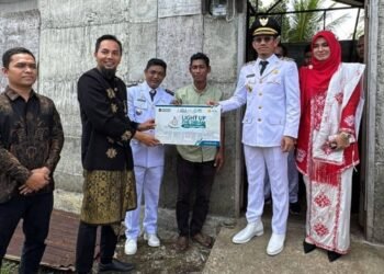 Bupati Tarmizi Beri Bantuan Listrik dan Rehab Rumah Warga Miskin di Hari Kemerdekaan