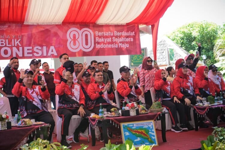 Wagub Aceh Fadhlullah Sambut Peserta Pawai Budaya HUT ke-80 RI