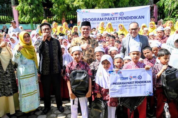 Bupati Aceh Besar dan BRI Salurkan 500 Tas Sekolah untuk Siswa