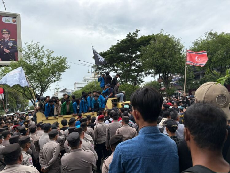 Ribuan Massa Aliansi Rakyat Aceh Gelar Aksi di Depan Gedung DPRA