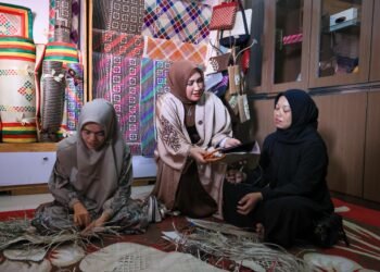 Kak Ana Apresiasi Produk Kerajinan Dekranasda Aceh Timur, Mulai dari Anyaman Pandan hingga Songket
