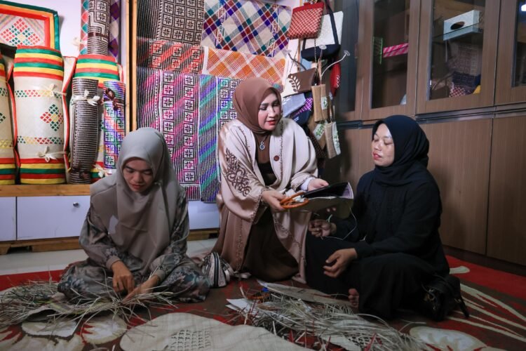 Kak Ana Apresiasi Produk Kerajinan Dekranasda Aceh Timur, Mulai dari Anyaman Pandan hingga Songket