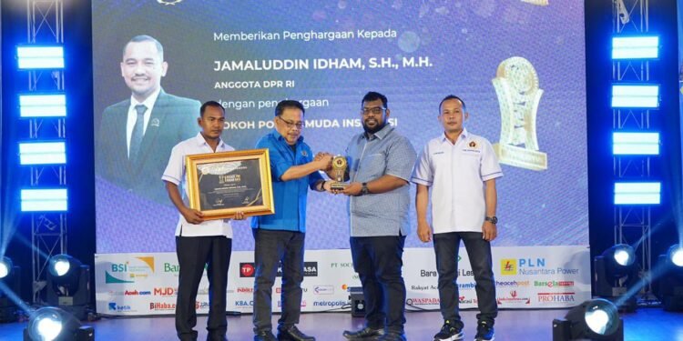 Satu Dekade PWI Nagan Raya, Jamaluddin Idham Mendapat Penghargaan Sebagai Politisi Muda Inspirasi