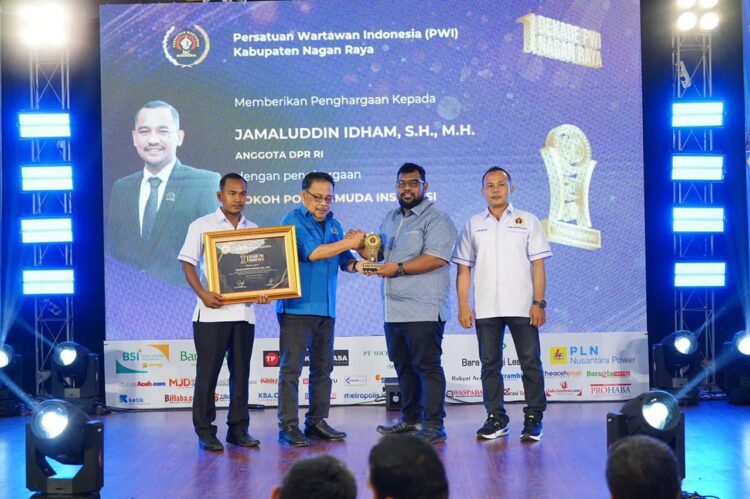 Satu Dekade PWI Nagan Raya, Jamaluddin Idham Mendapat Penghargaan Sebagai Politisi Muda Inspirasi