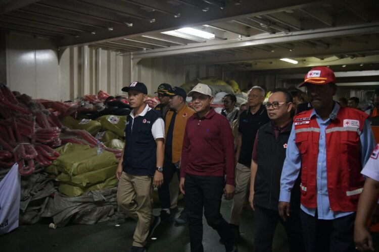 Wakil Gubernur Aceh Terima Bantuan Kemanusiaan PMI di Pelabuhan Krueng Geukuh Aceh Utara