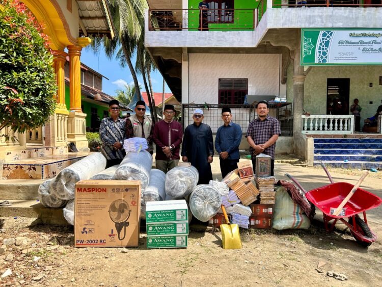 Pemerintah Aceh Serahkan Bantuan Untuk Sejumlah Dayah Terdampak Bencana