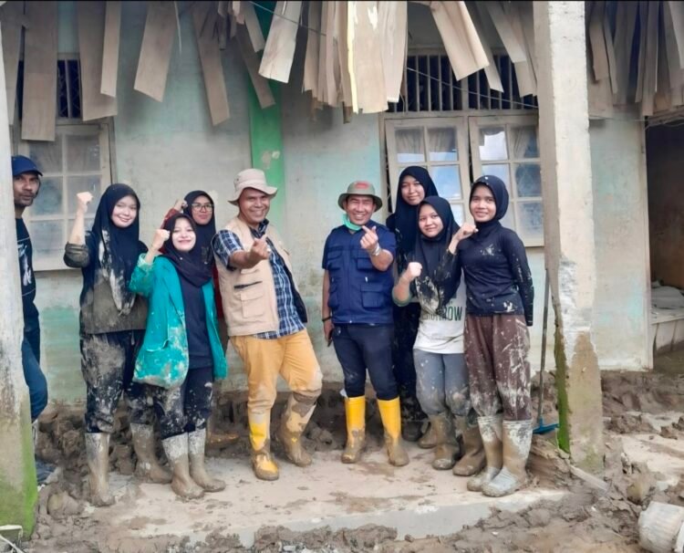 Agar Anak Bisa Kembali Belajar, Orang Tua dan Relawan Gotong Royong Bersihkan SLBN Aceh Tamiang