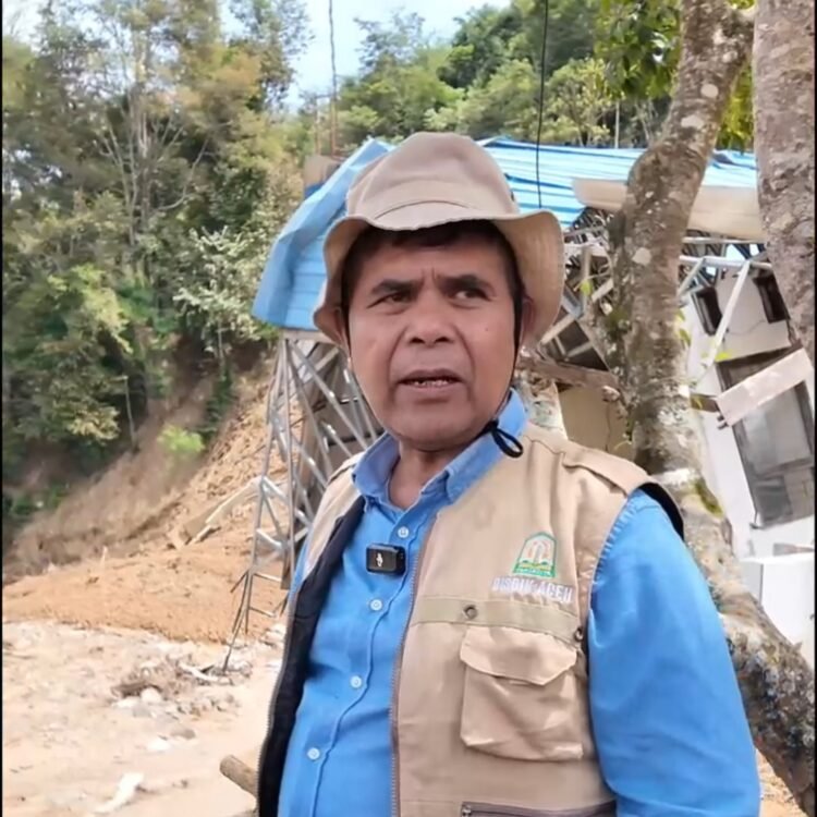 Plt Kadisdik Aceh Murthalamuddin Tinjau SMA Terdampak Bencana di Rusip Antara