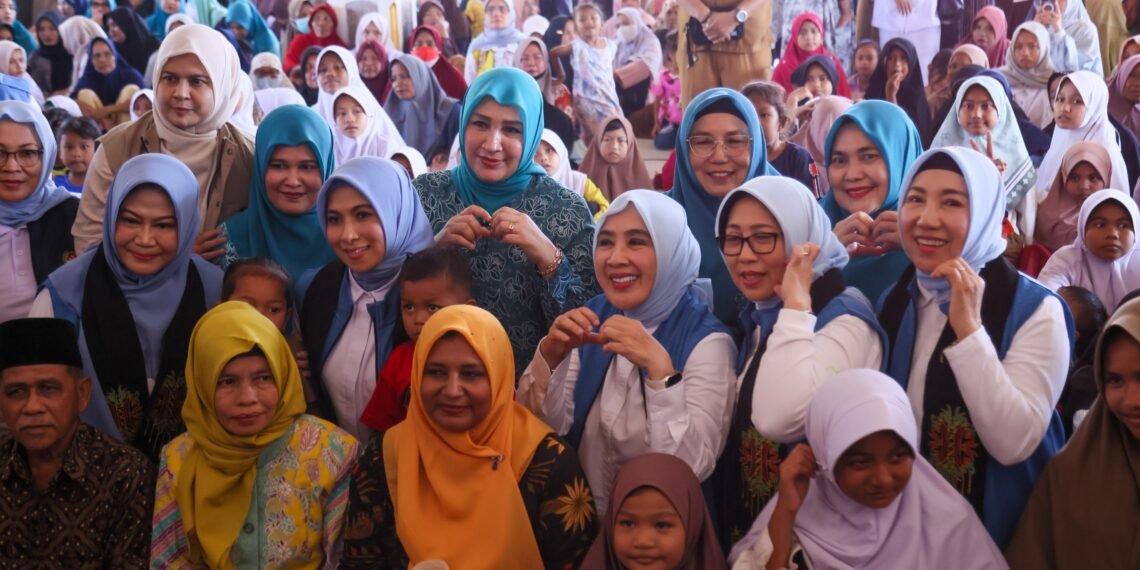 Kak Na Dampingi Ketum Seruni Serahkan Bantuan di Pidie Jaya