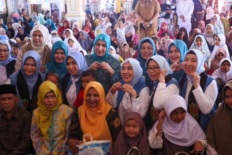 Kak Na Dampingi Ketum Seruni Serahkan Bantuan di Pidie Jaya