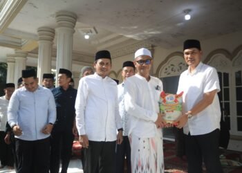 Sekda Aceh Takziah ke Kediaman Almarhumah Istri Abu Tu Min Blangbladeh