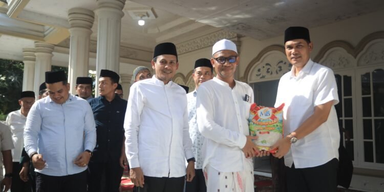 Sekda Aceh Takziah ke Kediaman Almarhumah Istri Abu Tu Min Blangbladeh