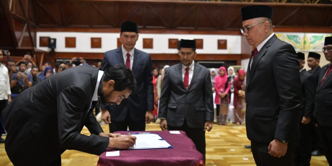 Gubernur Mualem Lantik Sejumlah Pejabat Eselon II, Berikut Namanya