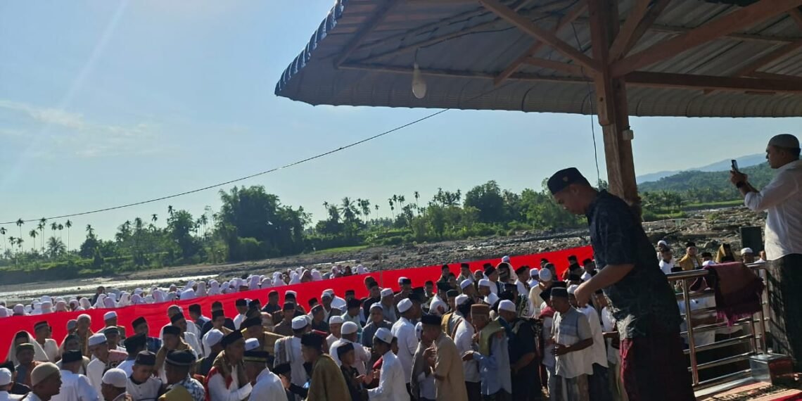 Masjid Hanyut Diterjang Banjir, Warga Cot Meurak Blang Tetap Shalat Id di Masjid Darurat