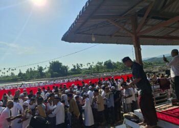 Masjid Hanyut Diterjang Banjir, Warga Cot Meurak Blang Tetap Shalat Id di Masjid Darurat