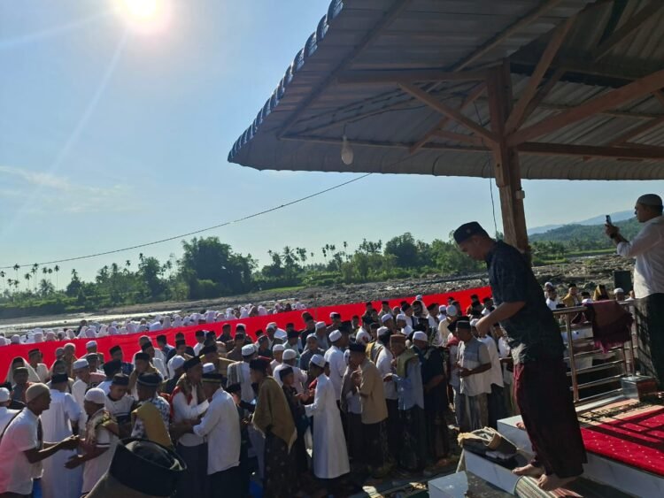 Masjid Hanyut Diterjang Banjir, Warga Cot Meurak Blang Tetap Shalat Id di Masjid Darurat
