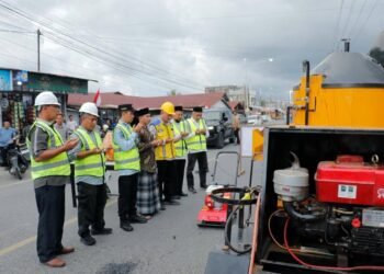 Bupati Aceh Barat Luncurkan AMP Mini untuk Atasi Jalan Berlubang