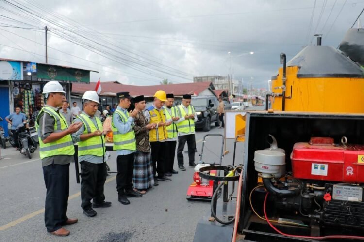 Bupati Aceh Barat Luncurkan AMP Mini untuk Atasi Jalan Berlubang