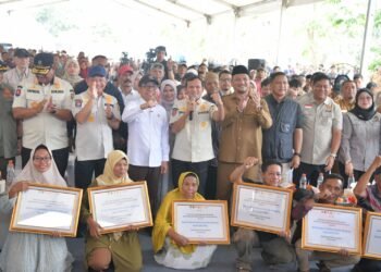 Wagub Aceh bersama Menko PMK dan Mendagri Serahkan Bantuan Rumah Rusak Korban Bencana di Aceh Tamiang