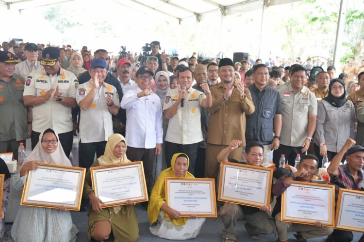 Wagub Aceh bersama Menko PMK dan Mendagri Serahkan Bantuan Rumah Rusak Korban Bencana di Aceh Tamiang