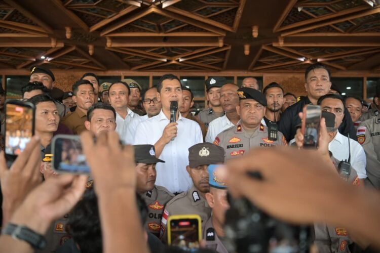 Sekda Aceh Temui Massa Aksi, Tegaskan Pergub JKA Tidak Mengurangi Hak Berobat Warga Kurang Mampu