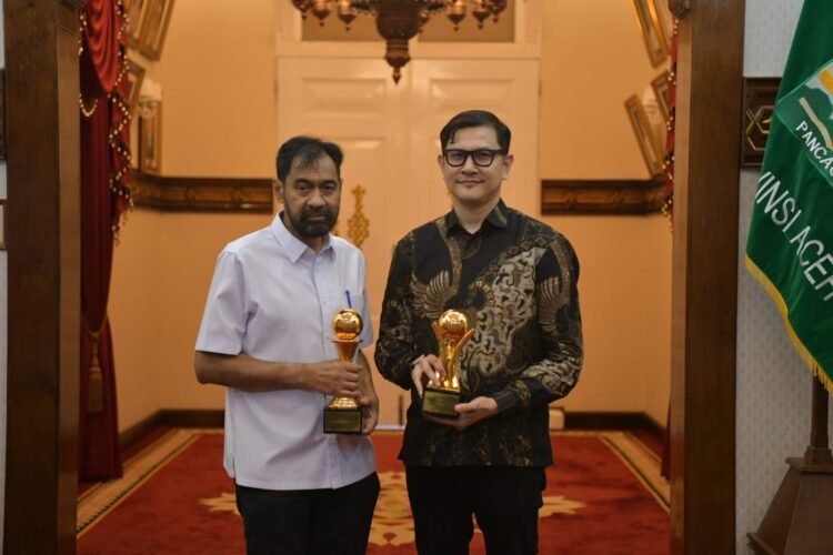 Gubernur Aceh dan Bank Mustaqim Aceh Raih Penghargaan Nasional Top BUMD Se-Indonesia