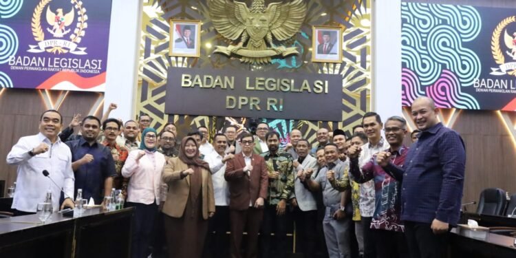 Mualem Saksikan Langsung RDP DPR-RI Bahas Revisi UUPA, Proses Pembahasan Berlangsung