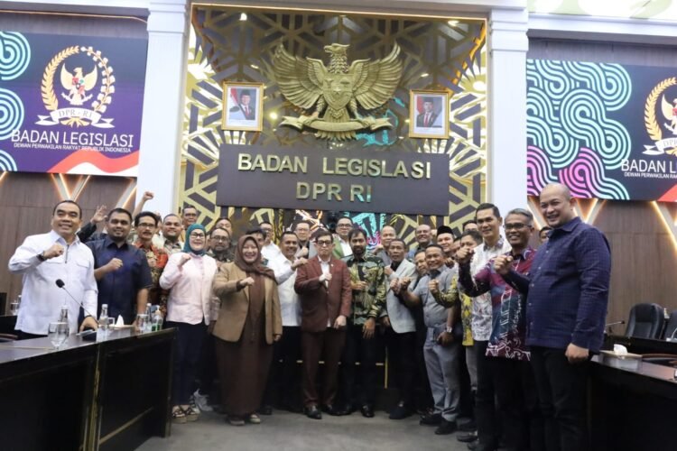 Mualem Saksikan Langsung RDP DPR-RI Bahas Revisi UUPA, Proses Pembahasan Berlangsung