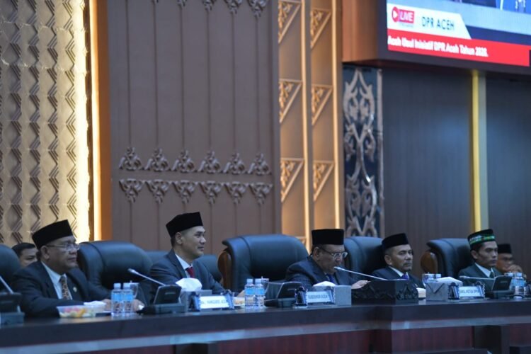 Sekda Aceh Hadiri Paripurna Persetujuan Tiga Raqan Inisiatif DPRA