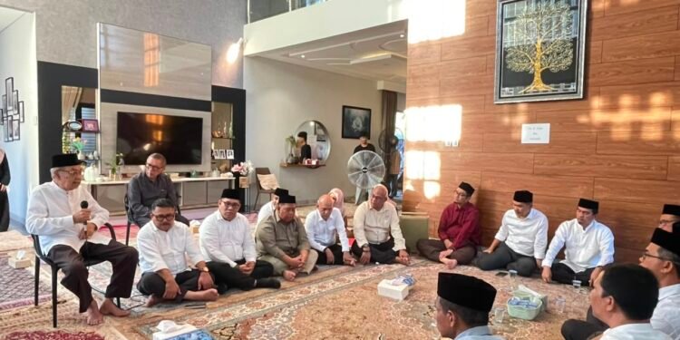 Sekda Aceh Bersama Pimpinan SKPA Takziah ke Rumah Duka Almarhum dr. Zaini Abdullah