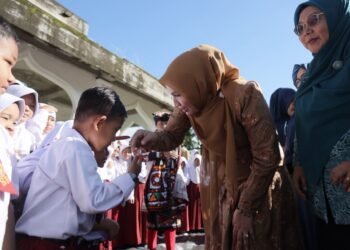 Kak Na Berbagi Seragam di Sekolah Darurat Pantan Nangka