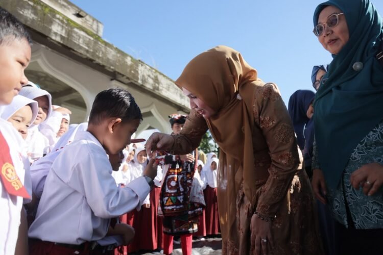 Kak Na Berbagi Seragam di Sekolah Darurat Pantan Nangka