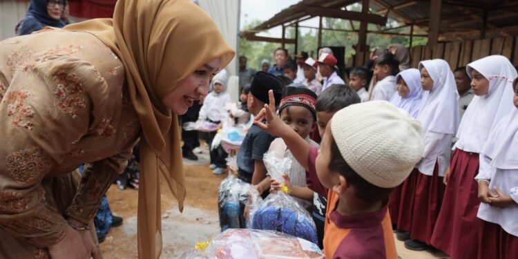 Kak Na Sapa Warga Uning Mas di Huntara Blang Rakal