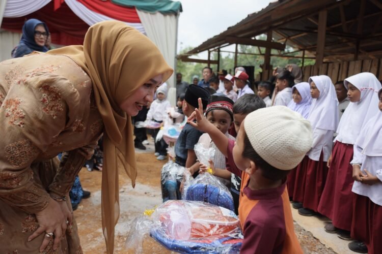 Kak Na Sapa Warga Uning Mas di Huntara Blang Rakal