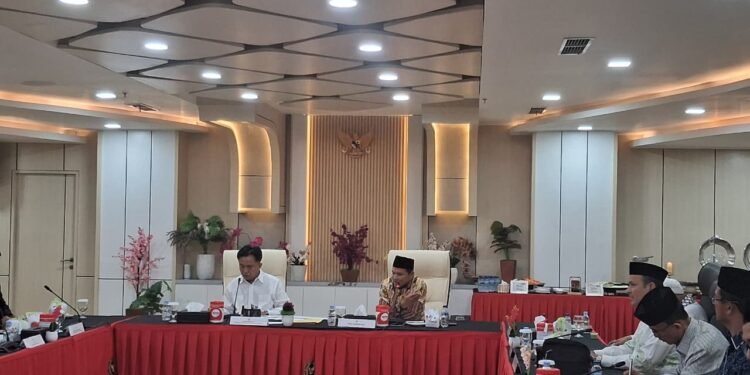 Wagub Aceh Audiensi dengan Menko Yusril Terkait Status Wakaf Blang Padang