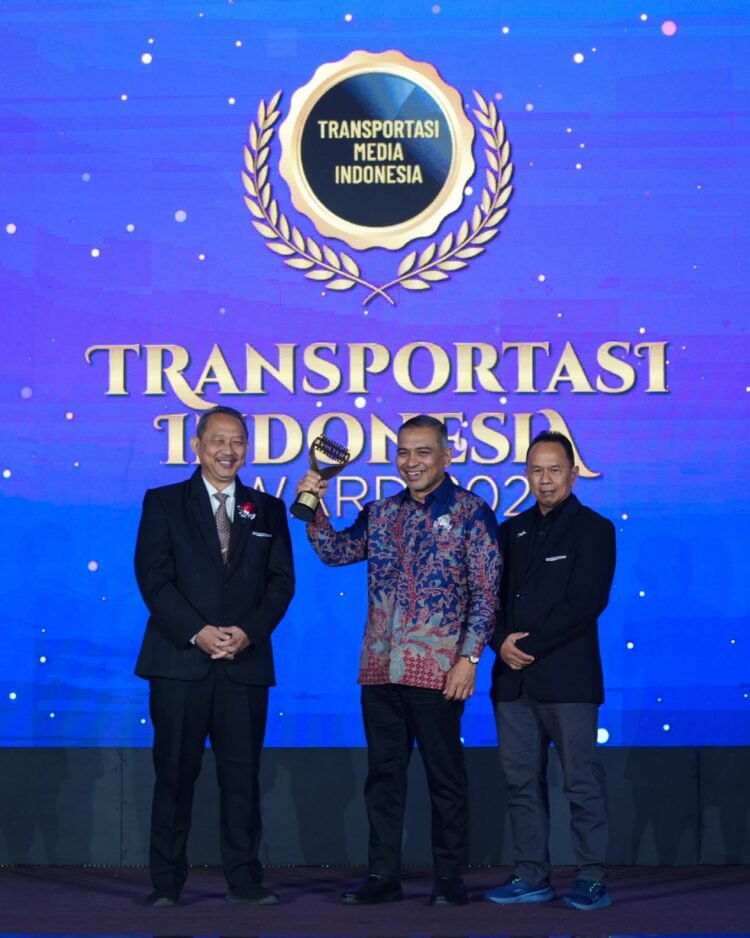 Jadi Role Model Nasional Layanan Transportasi Publik Gratis, Mualem Raih Transportasi Indonesia Award 2026