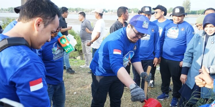 DPD Partai Demokrat Aceh Gelar Aksi Bersih Pantai dan Penanaman Pohon