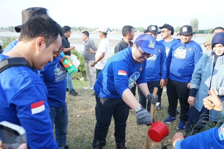 DPD Partai Demokrat Aceh Gelar Aksi Bersih Pantai dan Penanaman Pohon