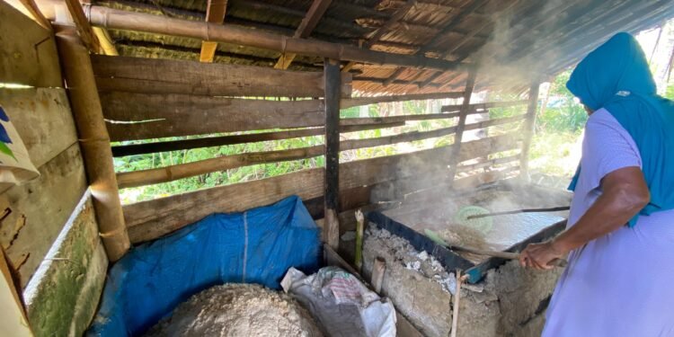 Di Balik Asap dan Butiran Garam, Kisah Ketekunan Petani Garam Blang Lancang