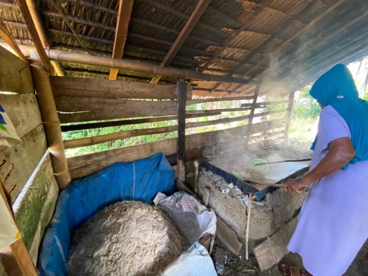 Di Balik Asap dan Butiran Garam, Kisah Ketekunan Petani Garam Blang Lancang