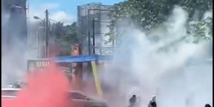 Peringatan 21 Tahun Damai Aceh di Masjid Raya Baiturrahman Ricuh, Polisi Tembakkan Gas Air Mata