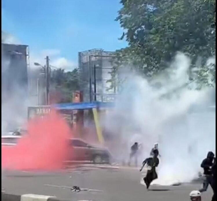 Peringatan 21 Tahun Damai Aceh di Masjid Raya Baiturrahman Ricuh, Polisi Tembakkan Gas Air Mata