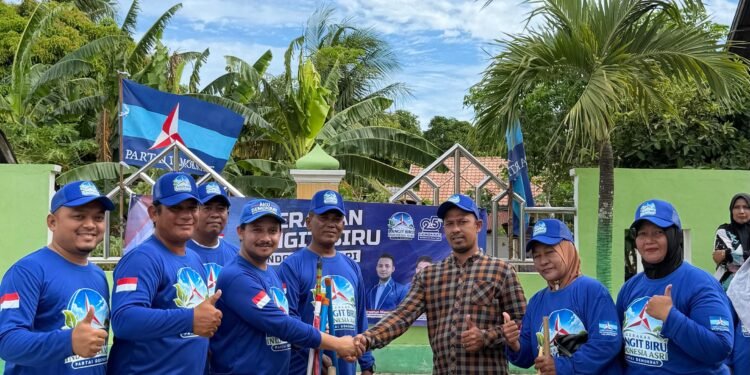 DPC Demokrat Aceh Besar Gelar Gerakan Langit Biru, Bersihkan Meunasah dan Tanam Pohon