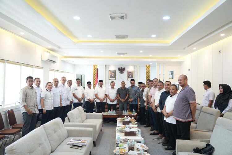 Wagub Aceh Dekfadh dan Pimpinan DPRA Bahas Percepatan Qanun APBA dan Stabilitas Sosial