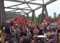 Aksi Tolak Tambang di Beutong Ateuh, Warga Kibarkan Bendera Bulan Bintang