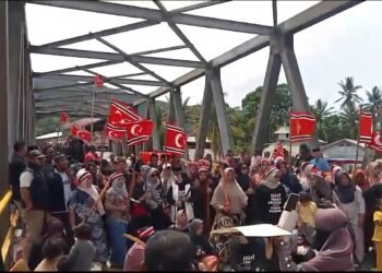 Aksi Tolak Tambang di Beutong Ateuh, Warga Kibarkan Bendera Bulan Bintang