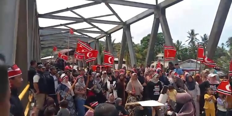 Aksi Tolak Tambang di Beutong Ateuh, Warga Kibarkan Bendera Bulan Bintang